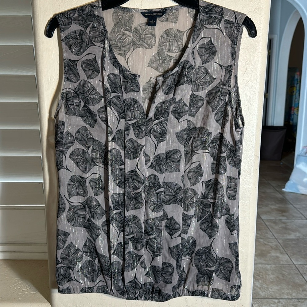 Banana Republic Women's Sleeveless V-Neck Grey/Blk/Metallic Leaf Blouse Size M